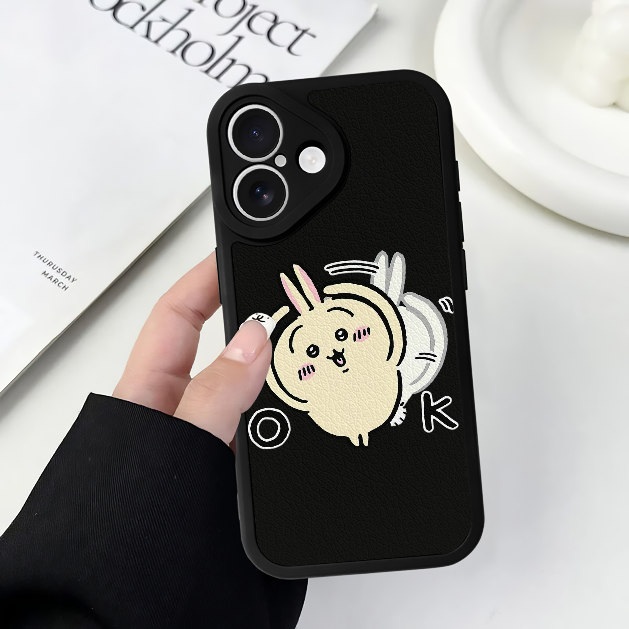 （画像用） ちいかわ うさぎ Chii-kawa usagi 【iPhone 16シリーズ対応】シリコンスマホケース（レザー調） 材質：シリコン